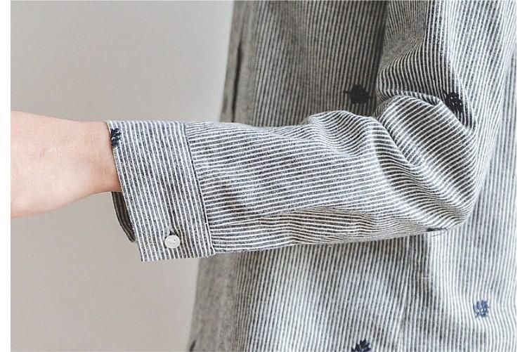 Базовая серая рубашка с вышивкой листочками