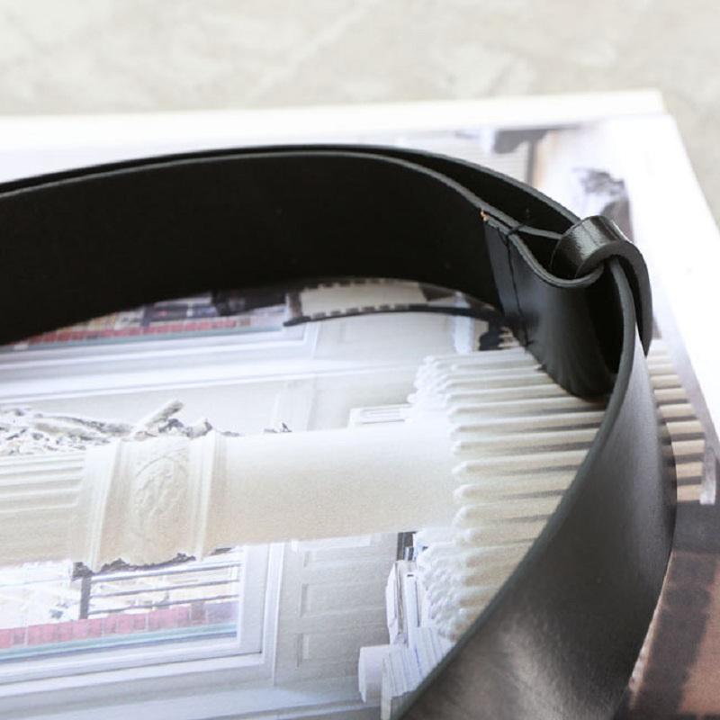 Кожаный ремень с круглой пряжкой